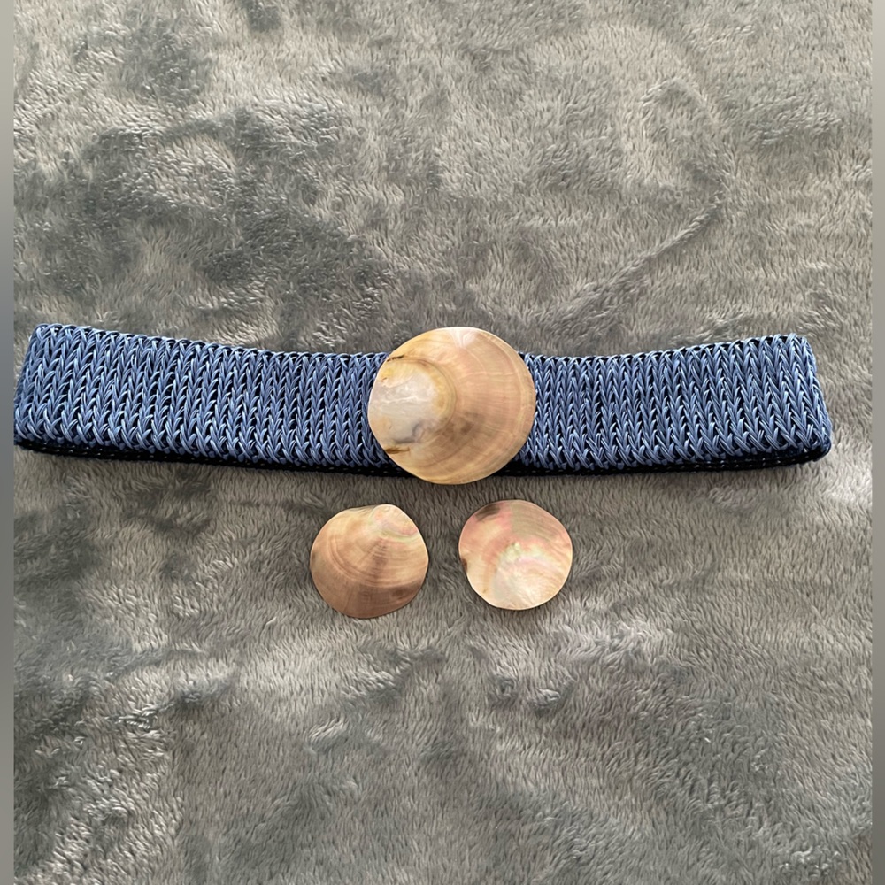 Vintage stretchy straw look belt with shell buckle and matching shell earrings